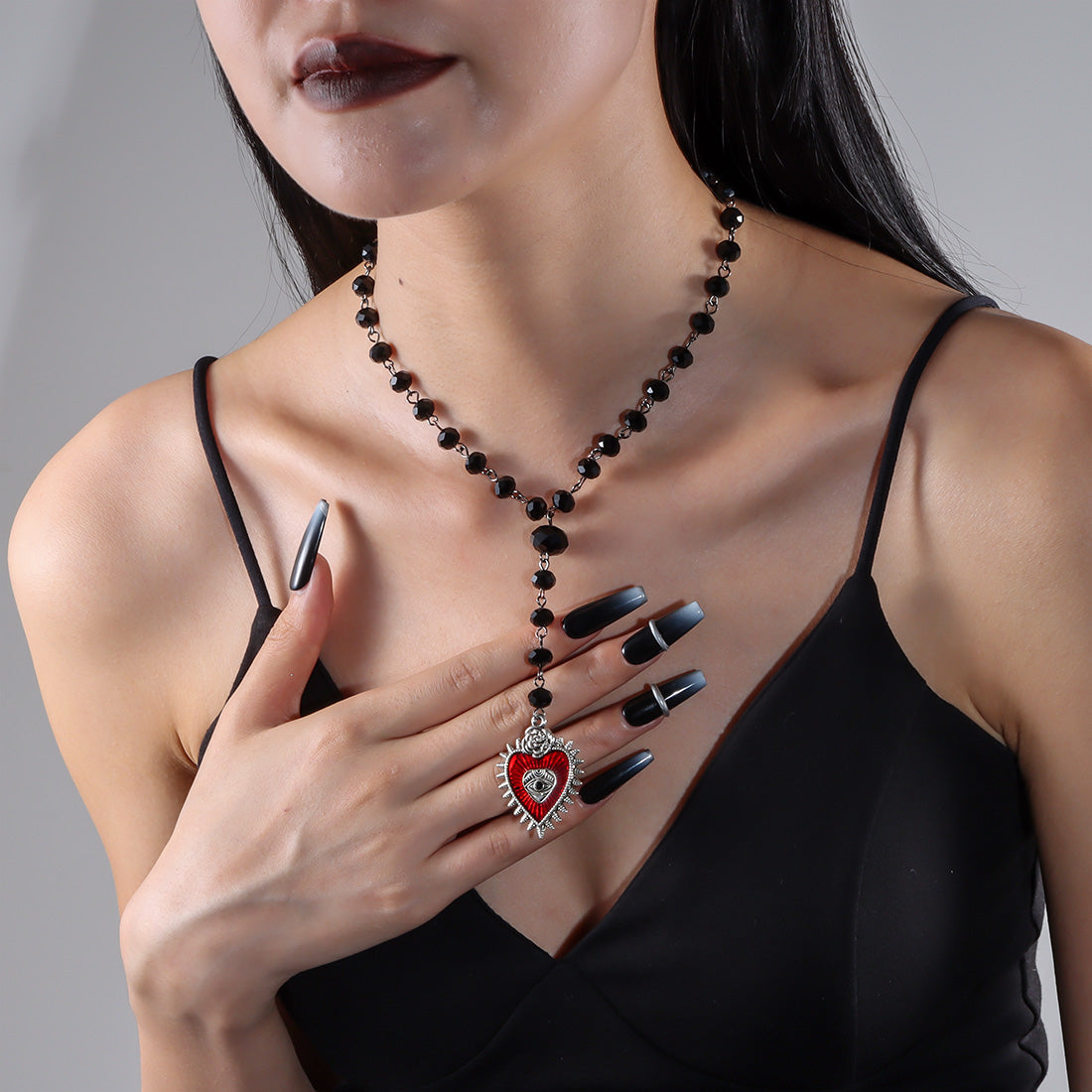 Naszyjnik w kształcie serca w stylu retro w stylu gotyckim Dark Soul – stop i plastik 
