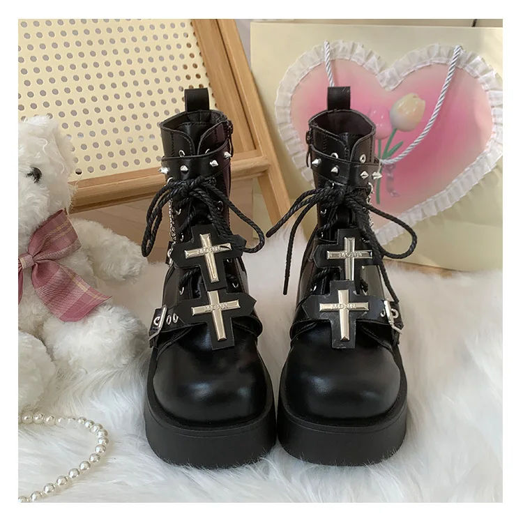 Damskie buty Dark Soul Goth Punk w kolorze czarnym ze skóry – metalowy krzyż z nitami, na platformie i koturnach 